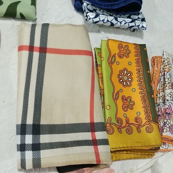 Vintage scarf lot of 11 mixed fabric estate sale find - Picture 4 of 17